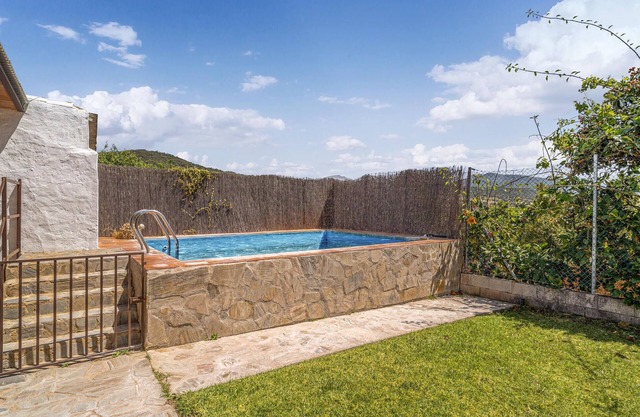 Spend the vacation in this inviting cottage with magnificent mountain panorama.