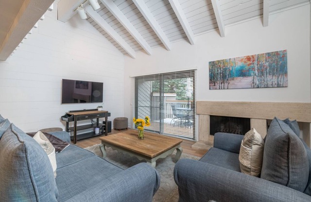 Spend Winter in Sun Valley! Remodeled Condo Walking Distance to Dollar Mountain