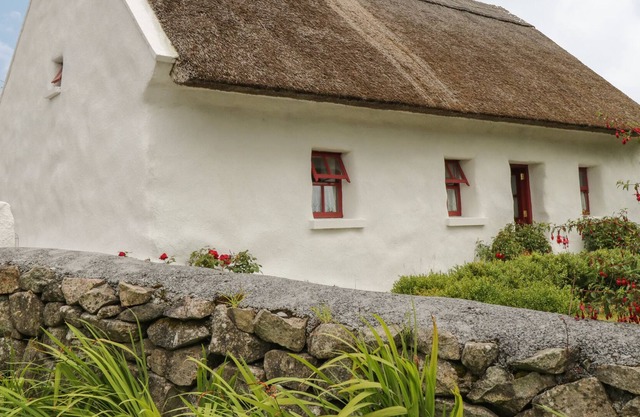 SPIDDAL THATCH COTTAGE, pet friendly in Spiddal, County Galway