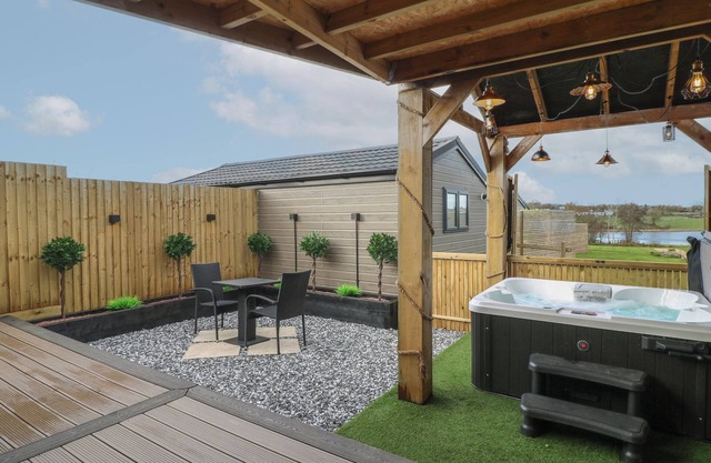SPINDLE, pet friendly, with hot tub in Donisthorpe