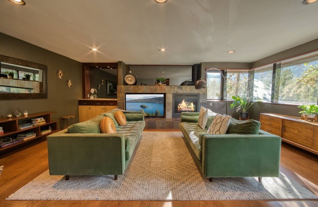Spire Chalet at Alpine Meadows - 4BR 4.5 BA W/Hot Tub & Ski Shuttle