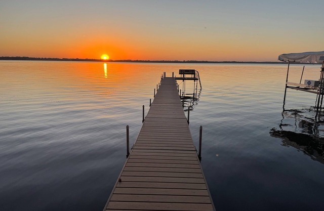 Spirit Lake Retreat - New 2-bedroom lakefront guest cottage in Orleans