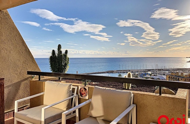 Splendid 2-room apartment with air conditioning, pool and private garage