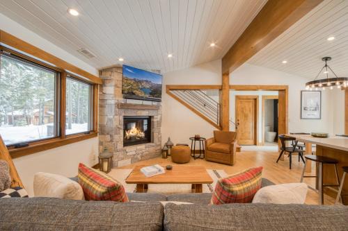 Splendid at Chamberlands by Tahoe Getaways - Chamberlands HOA, Private Hot Tub & Walk to Lake Tahoe