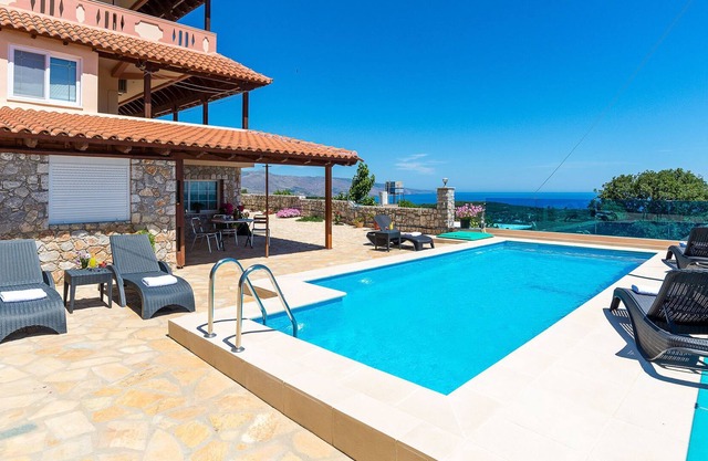 Splendid flat with Pool overlooking the Ocean