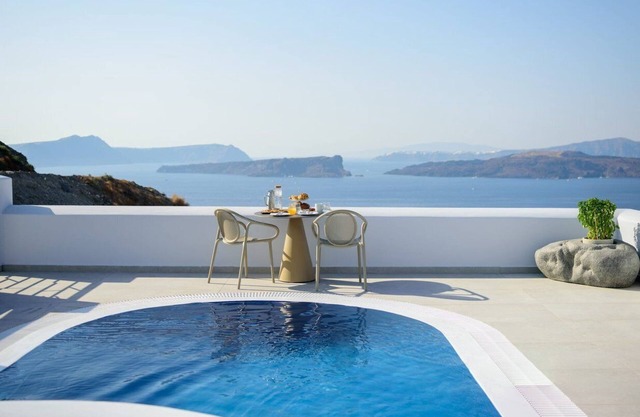 Splendid Santorini Villa | Villa Vista | 3 Bedrooms | Private pool & Spa Bath.