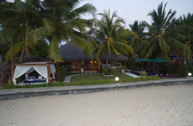 SPLENDID "VILLA SAKINA" beach front with jacuzzi