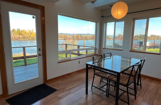 Sportsman Retreat - Columbia Riverside w/Dock -Sleeps 15
