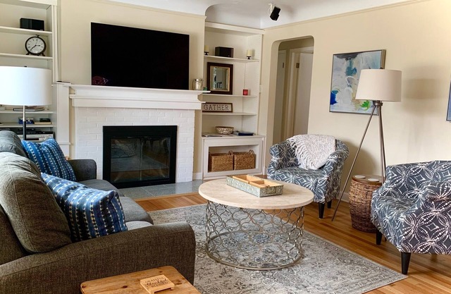 Spotless Comfort with an easy walk to Michigan Stadium!