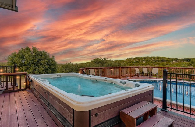 Sprawling 10-Acre Estate with Breathtaking Sunsets – Perfect for Large Groups!