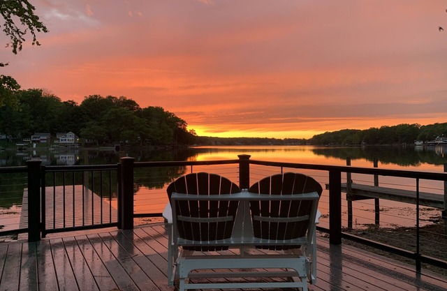 Sprawling Historic Inn With Lake Frontage! Reduced rates in May/June!