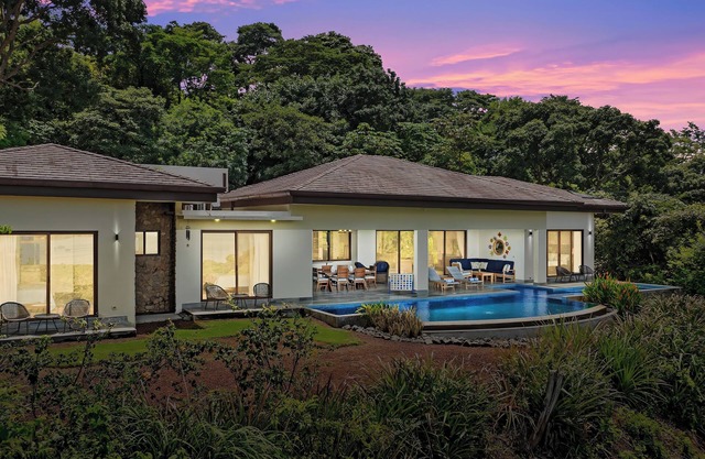 Sprawling Single Level Home - Huge Terrace & Pool