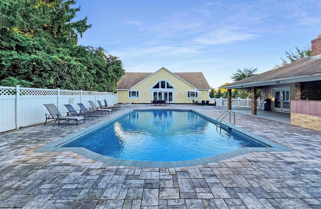 Sprawling Southampton Home Private Pool