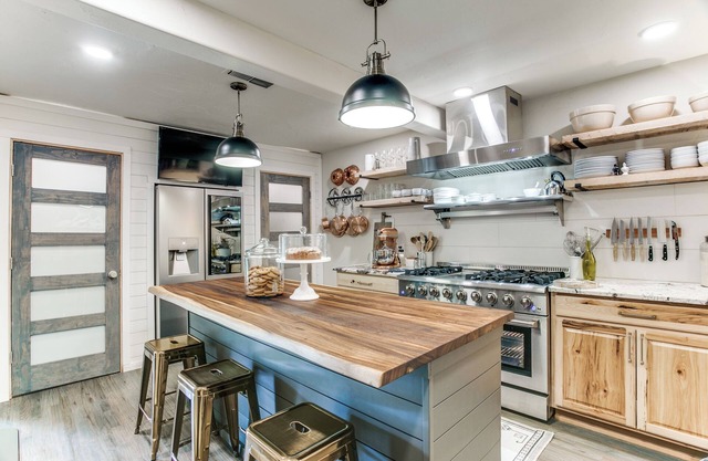 Sprawling Texas Ranch House minutes from W7th, Stockyards and Dickies Arena