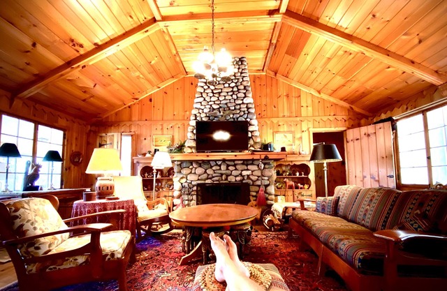 Spread Eagle Waterfront! Classic Log Cottage w/King Bed