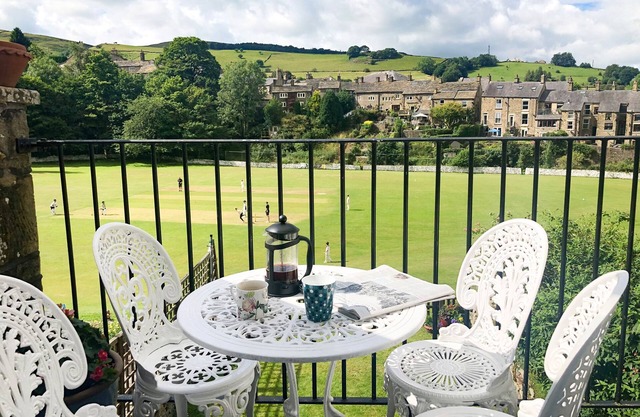 SPRING BANK COTTAGE, pet friendly, with open fire in Hayfield