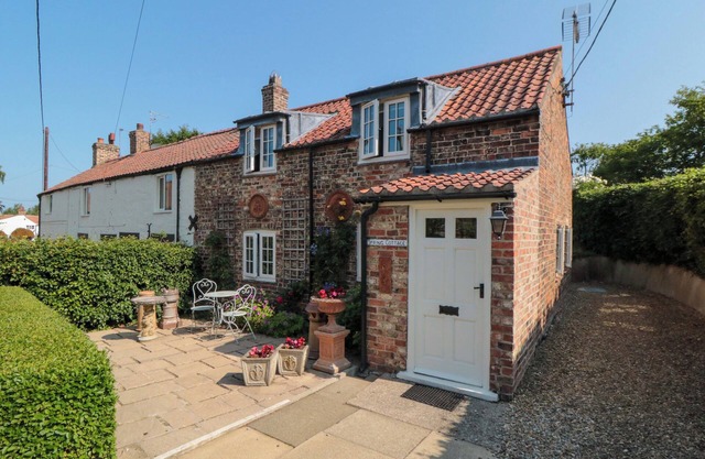 SPRING COTTAGE, family friendly, with a garden in Husthwaite