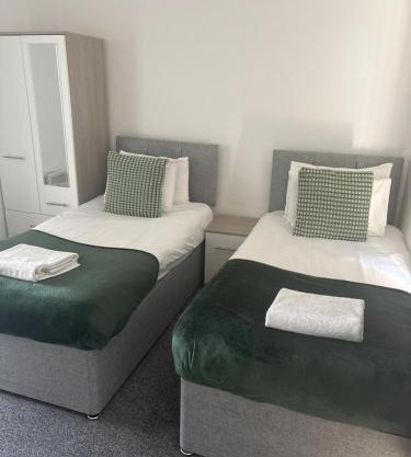 Spring Crescent Apartments - Spacious 1 Bed with Parking, Sleeps 4
