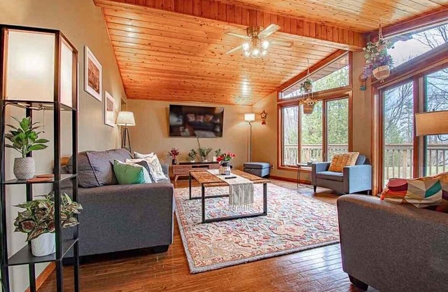 Spring Hill Lodge - Three Bedroom Cottage, Sleeps 8