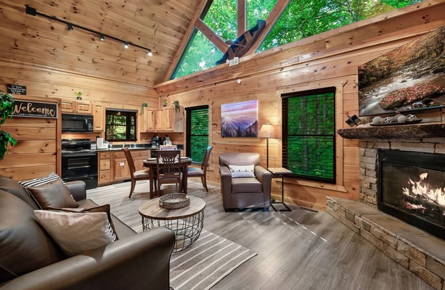 SPRING SALE! Romantic Couple's Retreat ~ Hot Tub ~ King Bed ~ Pool Table