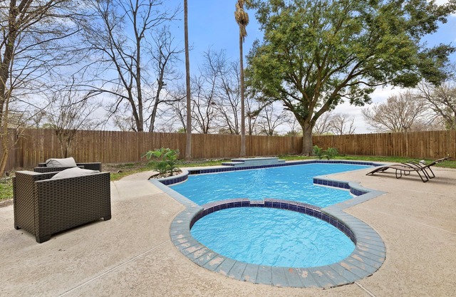 Spring Tropical Paradise/4 Bd 4Ba/Pool & Balcony Reserved