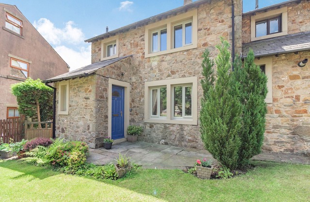 SPRINGFIELD COTTAGE, pet friendly, with open fire in Chipping