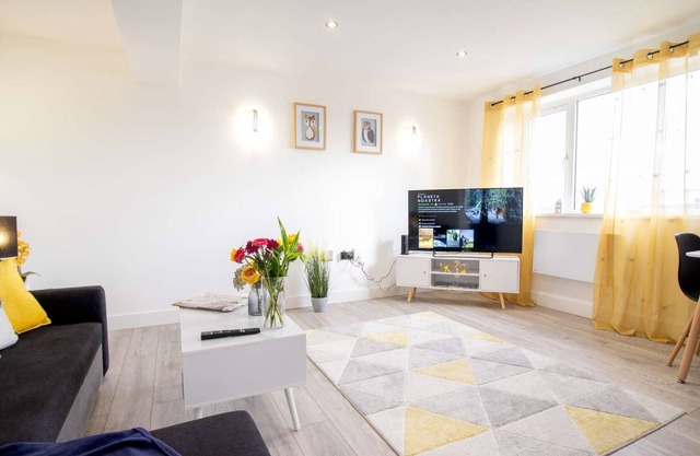 Springfield Serviced Apartment - 2 bedrooms, sleeps 5, Free WIFI, Netflix & Parking