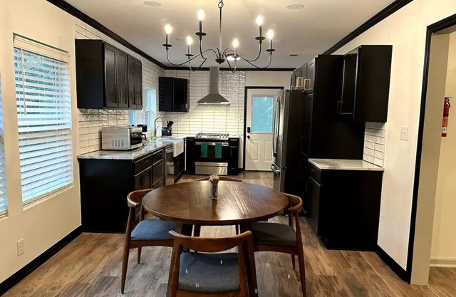 Springhill Bungalow-cozy bungalow located in the Springhill area.nn