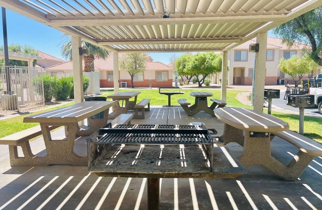Springs 3 bed/2 bath w/ 2 Car Garage, Sleeps 9