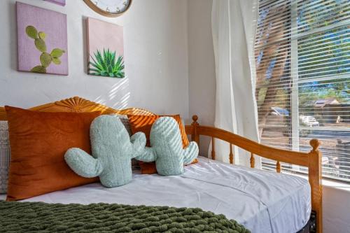 Springtime Oasis Sun Kised 1BR Near UofA
