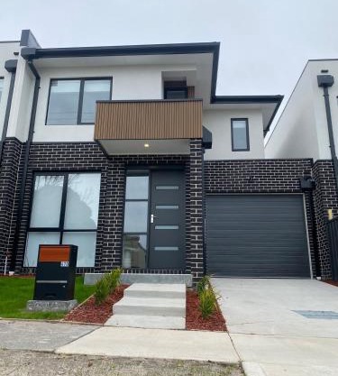 Springvale 3 Bedroom Town House - Best Location
