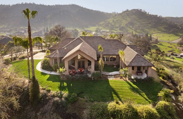 Springville's The View Luxury Hilltop Home!