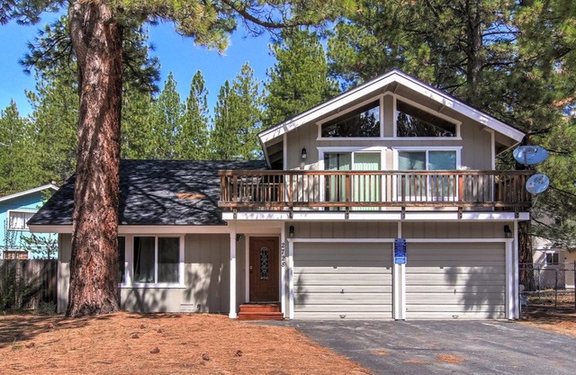 Springwood Tahoe Chalet w/Hot Tub and Large Balcony and Deck! Close to Bike Path!