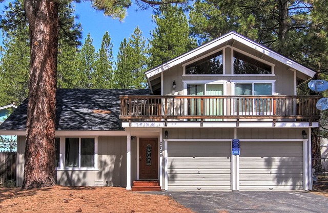Springwood Tahoe Chalet w/Hot Tub and Large Balcony and Deck! Close to Bike Path!