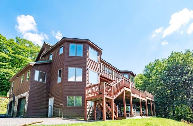 Spruce Lodge - 1465 Mountainside RdnnSpruce Lodge - Easy Access to Dolly Sods, Lake Access, Pet Friendly, Hot Tub