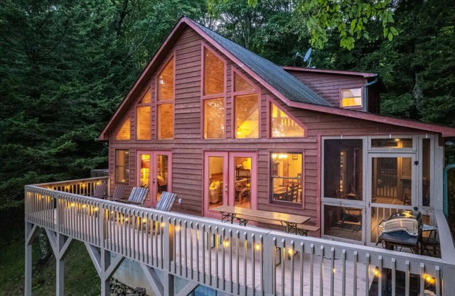 Spruce Patch - Mountain Cabin with Stunning Views and a Hot Tub!