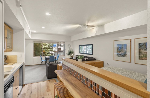 Squaw Valley Lodge, : Updated studio. Hot Tubs, Sauna. Summer Pool & Tennis.