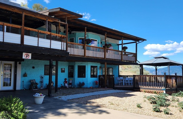 Squires House - Amazing views! Minutes to beaches, trails & wineries!