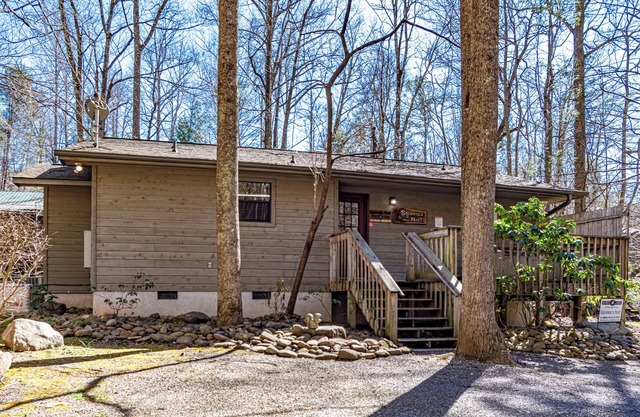Squirrel's Nest: Cabin Nested in the Mountains of Gatlinburg, Just Minutes Away from Downtown