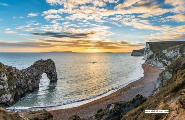 Squirrels Drey - sleeps 5 - Under Thatched Roof with Indoor Pool, Sauna, Spa Access & Alpacas