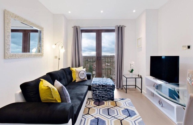 St.Albans 1 BED APT* near Train Station*CityViews