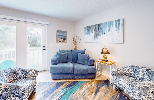 St. Andrews condo with balcony, AC, & washer/dryer - walk to bay, bars, & dining