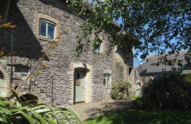 ST AUBYN COTTAGE, pet friendly, with a garden in Noss Mayo