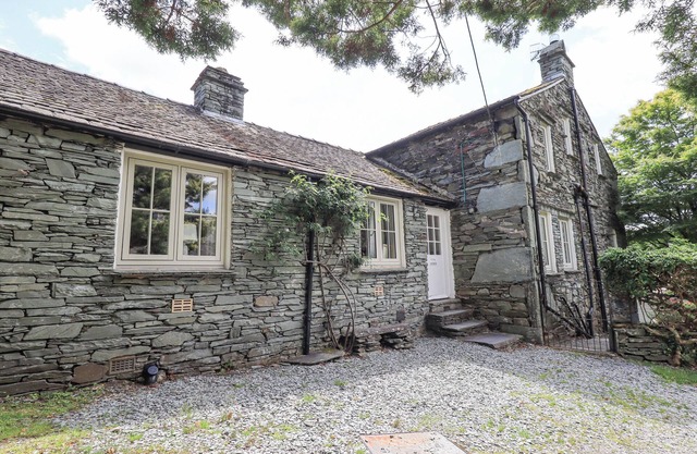ST GILES, pet friendly, with open fire in Chapel Stile