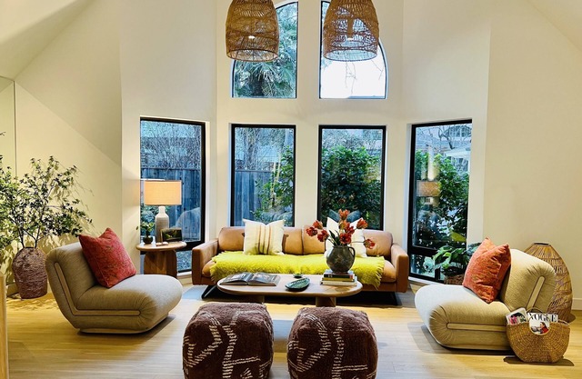 St. Helena luxury and chic townhouse, sunny, private and best walking location.