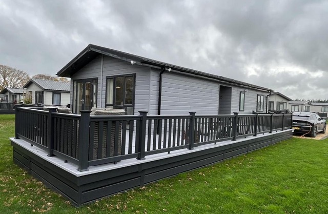 St Helens 2-Bed Lodge Sleeps 4 Pets Ok & Pool