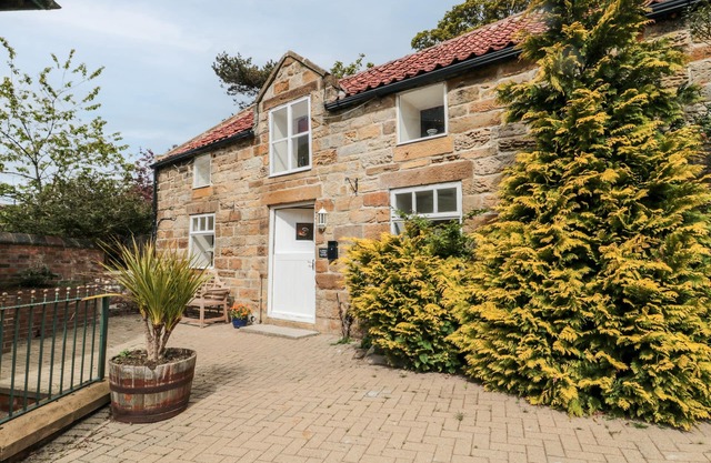 ST HILDA'S COTTAGE, pet friendly, with hot tub in Hinderwell