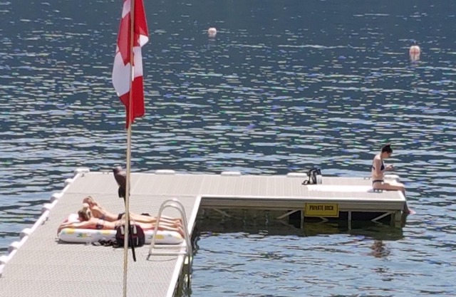 St. Ives Resort on Shuswap - 1 bdrm w/loft, lakefront, pet friendly, dock, buoys