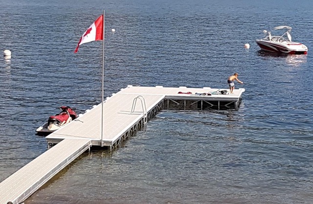 St. Ives Resort, Shuswap Lake - Pet Friendly, Dock, FREE Kayaks & Boards, 2-bdrm