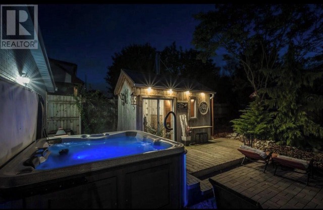 St. Jacobs Oasis Retreat w Outdoor Sauna & Hot tub! Perfect Couples Getaway!